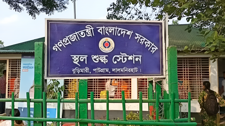 ভারতের আমদানি নিষেধাজ্ঞায় বুড়িমারী স্থলবন্দরে অর্ধ শতাধিক ট্রাক খাদ্যপণ্য আটকা, মেলেনি অনুমতি