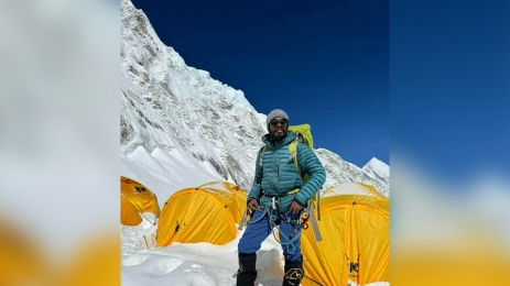 এভারেস্ট জয় করে বিশ্বরেকর্ড গড়েছেন বাংলাদেশি শাকিল