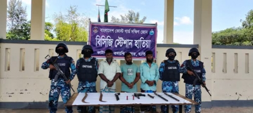 নোয়াখালীর হাতিয়ায় দুর্ধর্ষ ডাকাত রব বাহিনীর ৩ জন সক্রিয় সদস্যকে ৫ টি দেশীয় আগ্নেয়াস্ত্র, ২ রাউন্ড তাজা কার্তুজ এবং ২ টি দেশীয় অস্ত্রসহ আটক করেছে কোস্ট গার্ড। 