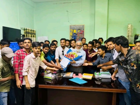 ঢাকা পলিটেকনিক ইনস্টিটিউটের অধ্যক্ষ কে ফুলের শুভেচ্ছা জানিয়েছে ছাত্রদল