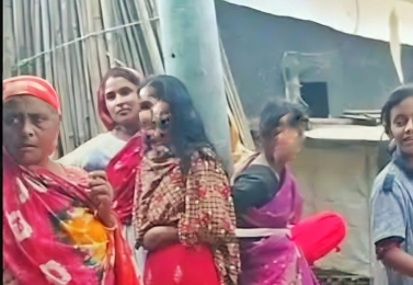 চুরি’র অভিযোগে পুরুষ না পেয়ে ‘নারী ও শিশুকে’ খুঁটিতে বেঁধে নি র্যা ত ন