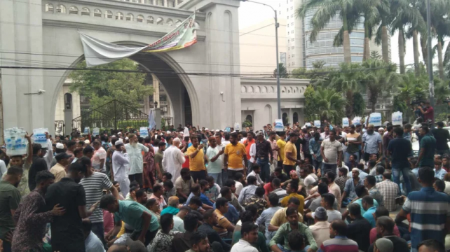 গানের তালে তালে দাবি তুলে ধরলেন ইশরাকের সমর্থকরা