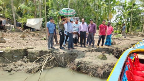 বাধ ভেঙে নদীতে বিলীন,নলছিটির ভাঙন কবলিত এলাকায় ইউএনও ও পানি উন্নয়ন বোর্ড।