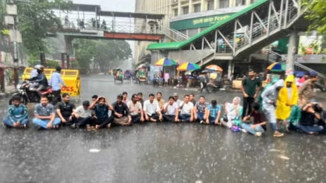 বৃষ্টির মধ্যে শাহবাগ মোড়ে অবস্থান নিয়েছে ছাত্রদলের নেতা-কর্মীরা 