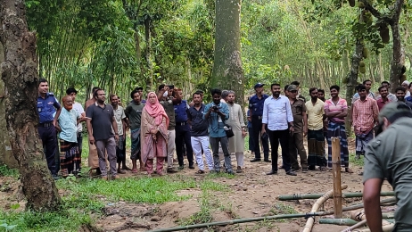 পাহাড়ের মধ্যে ছরা থেকে বালি উত্তোলন ড্রেজার মেশিন জব্দ, পাইপ অপসারণ