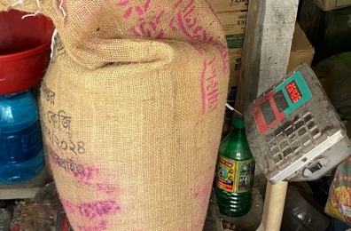  তালতলী গোডাউনের (খাদ্য গুদাম) সরবরাহকৃত ভিজিএফ সরকারী চালের বস্তায় ওজনে কম!