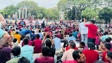সাত দফা দাবিতে আন্দোলন চালিয়ে যাচ্ছেন- পল্লী বিদ্যুৎ সমিতির কর্মীরা