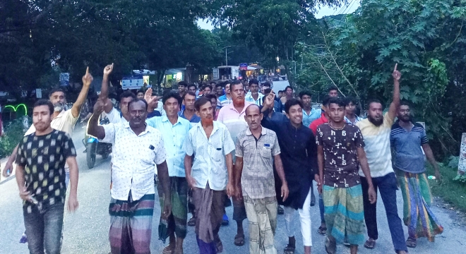 পৌর পশুহাট বন্ধের  প্রতিবাদে বিক্ষোভ মিছিল