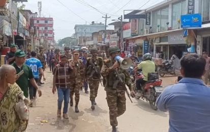 পীরগঞ্জে ফুটপাত থেকে অবৈধ দোকান উচ্ছেদে যৌথবাহিনী