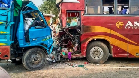 লিচুবাহী ট্রাক ও বাসের সংঘর্ষে প্রাণ গেল যুবকের