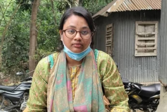 বিয়ের দাবিতে হিন্দু প্রেমিকের বাড়িতে মুসলিম নারী