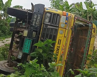 নিয়ন্ত্রন হারিয়ে একটি বালি  বোঝাই  ট্রাক উল্টে সড়কের নিচে