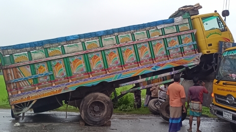 চৌগাছায় সবজি বোঝাই ট্রাক ও মাইক্রোবাস মুখোমুখি সংঘর্ষ  
