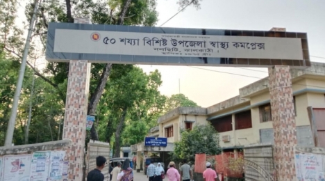 স্বাস্থ্য কমপ্লেক্সে রোগী দেখেন ওষুধ কোম্পানির প্রতিনিধি