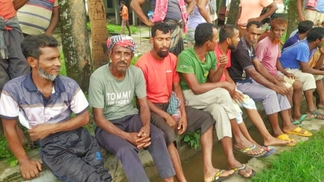 ৬০ টাকার কাজের মজুরি ১৩ টাকা,  হিলি বন্দরে শ্রমিকদের কর্মবিরতি