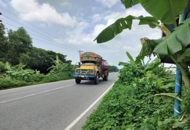 ফুটপাত উধাও, পটুয়াখালী-কুয়াকাটা সড়কে ঝুঁকির যাত্রা