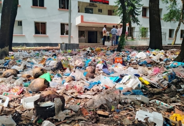 তালতলী হাসপাতালে প্রবেশপথেই ময়লার ভাগাড়! রোগী ও স্বজনরা স্বাস্থ্যঝুঁকিতে।