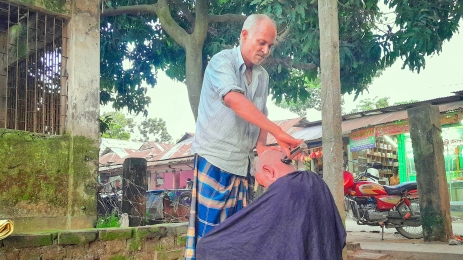 ভ্রাম্যমাণ নরসুন্দর: হারিয়ে যেতে বসা গ্রামীণ ঐতিহ্যের এক প্রতিচ্ছবি