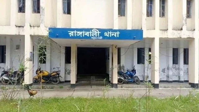 রাঙ্গাবালীতে হাত-পা বেধে তরুণী তুলে নেওয়ার ভিডিও ভাইরাল, নেপথ্যে আছে কী?