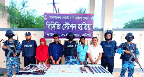 হাতিয়ায় কোষ্টগার্ড ও পুলিশের যৌথ অভিযানে কুখ্যাত ডাকাত আটক।