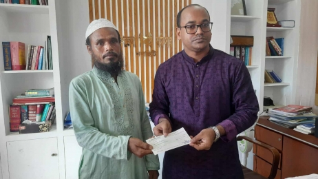 নলছিটিতে লঞ্চের ধাক্কায় নিহত শিশু রায়হানের পরিবারকে জেলা প্রশাসনের অনুদানের চেক হস্তান্তর।