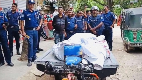 কুমিল্লা মুরাদনগরে একই পরিবারের ০৩ জনকে হত্যা করেছে দূর্বৃত্তরা। 