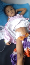 ট্রাক চাপায় আহত পিতৃহীন অসহায় শিশুটির চিকিৎসায় এগিয়ে আসুন