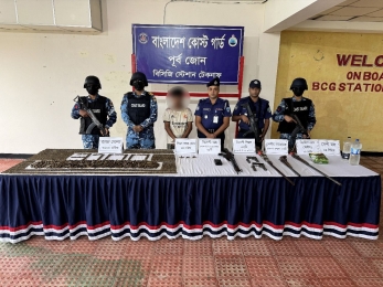 টেকনাফে কোস্ট গার্ড ও পুলিশের যৌথ অভিযানে বিপুল পরিমাণ দেশী-বিদেশি আগ্নেয়াস্ত্র, তাজা গোলা ও মাদক জব্দ এবং অপহরণকৃত ১ জন ব্যাক্তি উদ্ধার।