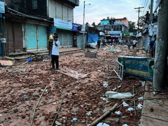 ১৪৪ ধারা ভেঙে গ্রামবাসীর সংঘর্ষে নিহত ২, আহত শতাধিক
