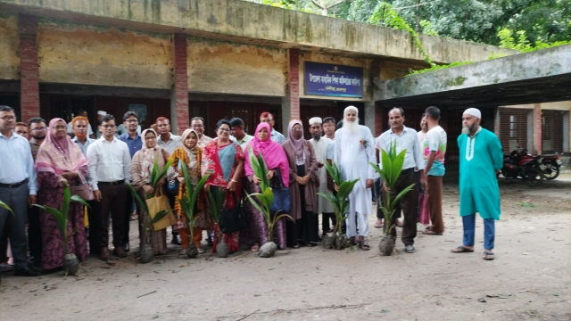 বকশীগঞ্জে শিক্ষা প্রতিষ্ঠানে বিনামূল্যে গাছের চারা বিতরণ