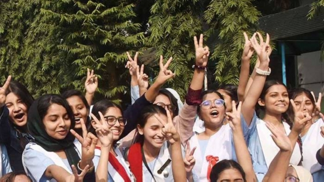 ময়মনসিংহে শিক্ষা বোর্ডে জিপিএ-৫ এ এগিয়ে মেয়েরা, কমেছে পাসের হার