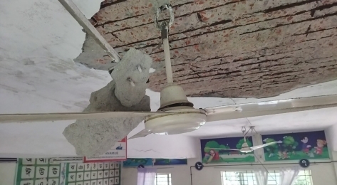  কালাই উপজেলা স্বাস্থ্য কমপ্লেক্সের ছাদের পলেষ্টার ধস
