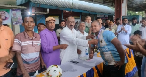 চাঁপাইনবাবগঞ্জ নাচোলে আরাফাত রহমান কোকো স্মৃতি বর্ষাকালীন পা-গোলি ফুটবল টুর্নামেন্টের শুভ উদ্বোধন