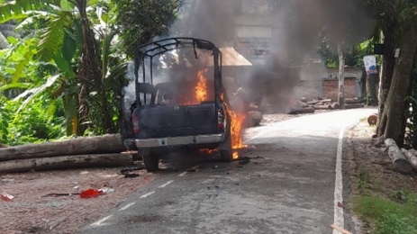 গোপালগঞ্জে পুলিশের গাড়িতে দুর্বৃত্তদের অগ্নিসংযোগ।