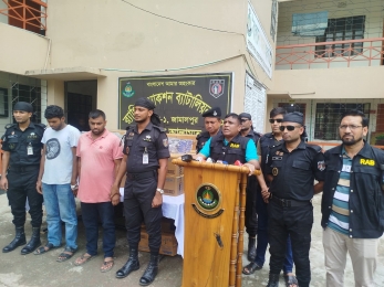 জামালপুরে অবৈধ পথে আসা প্রায় ৫ লাখ জিলেট ব্লেড উদ্ধার, আটক-২
