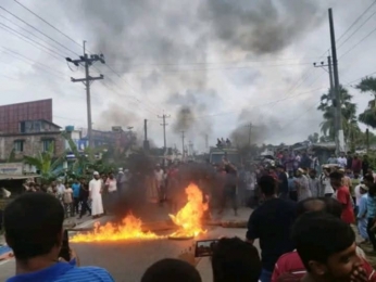 গোপালগঞ্জে হামলার প্রতিবাদে পটুয়াখালী-কুয়াকাটা মহাসড়ক অবরোধ