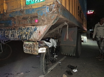 চট্টগ্রাম  ফটিকছড়িতে কাভার্ডভ্যানে ধাক্কা,   মোটরসাইকেল আরোহী দুইজন গুরুতর আহত
