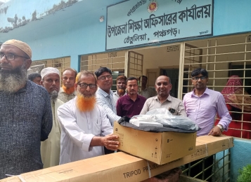 তেঁতুলিয়ায় ৬০ প্রাথমিক বিদ্যালয়ে মাল্টিমিডিয়া প্রজেক্টর প্রদান।