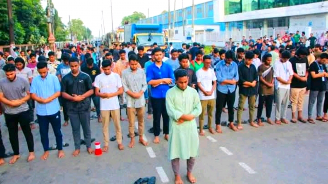 সিলেটে শিক্ষা উপদেষ্টার পদত্যাগ চেয়ে শিক্ষার্থীদের সড়ক অবরোধ, সড়কেই নামাজ আদায়।