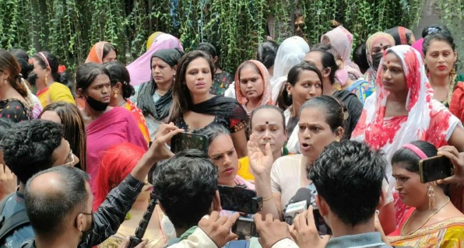 রক্ত দিতে বার্ন ইনস্টিটিউটে ছুটে এলেন শতাধিক তৃতীয় লিঙ্গের মানুষ