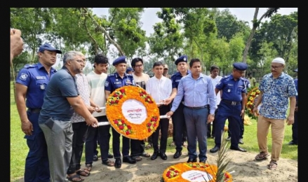 ঢাকায় বিমান দুর্ঘটনায় নিহত শিক্ষিকা মেহেরীন চৌধুরীর সমাধিতে জেলা প্রশাসক ও এসপির শ্রদ্ধা। 