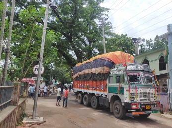 হিলি বন্দরে রাজস্ব ঘাটতি ২০ কোটি টাকা, কমছে আমদানি প্রবাহ