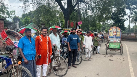 সৈয়দপুরে রিকশাচালকদের মাঝে  ক‍্যাপ ও ছাতা বিতরণ। 