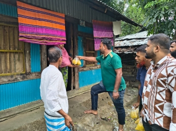 নলছিটিতে পানিবন্দি মানুষের পাশে রান্না করা খাবার নিয়ে ছাত্রদল আহবায়ক রনি।