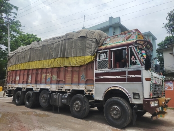 হিলি বন্দরে ধস আমদানি-রপ্তানিতে, ক্ষতির মুখে ব্যবসা ও শ্রমিকরা
