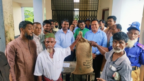 হাতিয়ায় অস্বাভাবিক জোয়ারে ক্ষতিগ্রস্থ ২৫০ পরিবারের মাঝে চাল বিতরণ