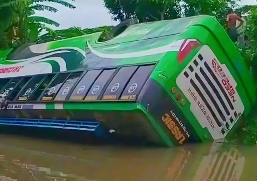 আমতলীতে বাস খাদে, আহত ১৫