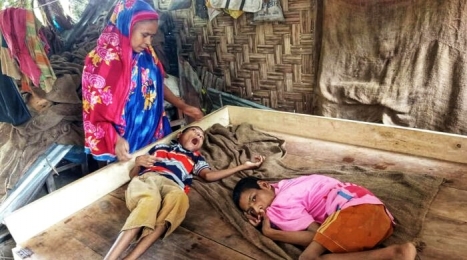সংসার নয়, যেন কান্নার গল্প! দুই প্রতিবন্ধী সন্তানকে বাঁচাতে হিমশিম এক মা