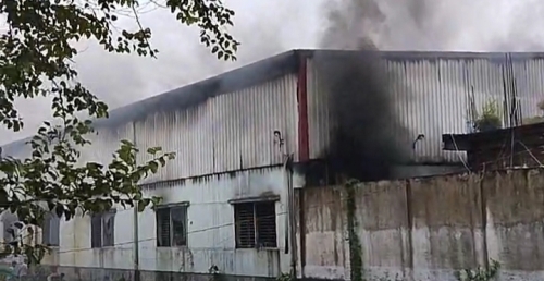 ইলকেট্রিক শর্টসার্কিটের কারনে নীলিমা ট্রেডার্স নামক ফ্যাক্টরি পুড়ে ছাঁই