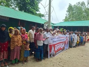 জামালপুরের বকশীগঞ্জে এক প্রধান শিক্ষকের বিরুদ্ধে শিক্ষার্থীদের যৌন হয়রানি ও শারীরিক নির্যাতনের অভিযোগে মানববন্ধন করেছেন শিক্ষার্থী ও অভিভাবকরা।